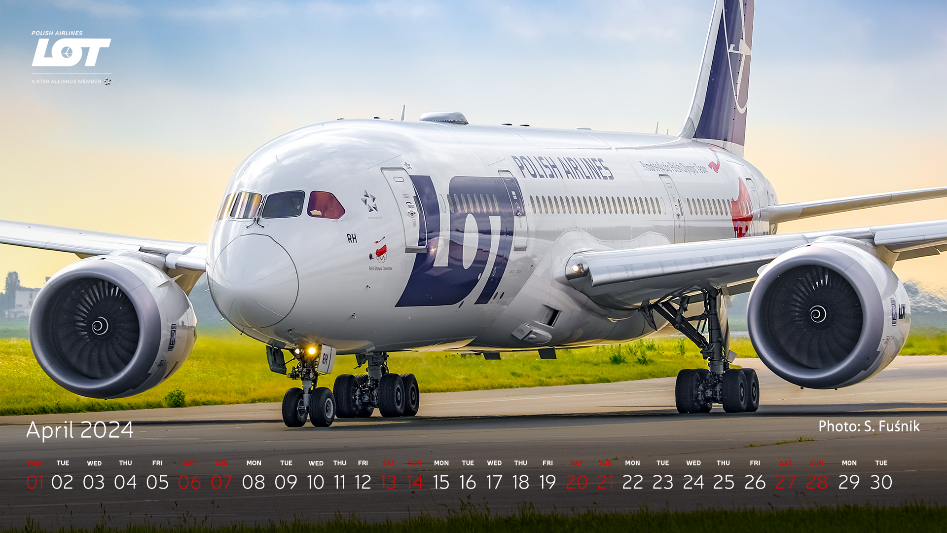Boeing 787 taxiing at Warsaw Chopin Airport